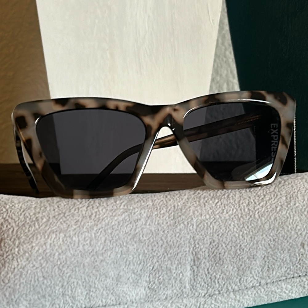 Exaggerated Cat Eye Retro Inspired Milky Tortoise Shell UV Protection Sunglasses